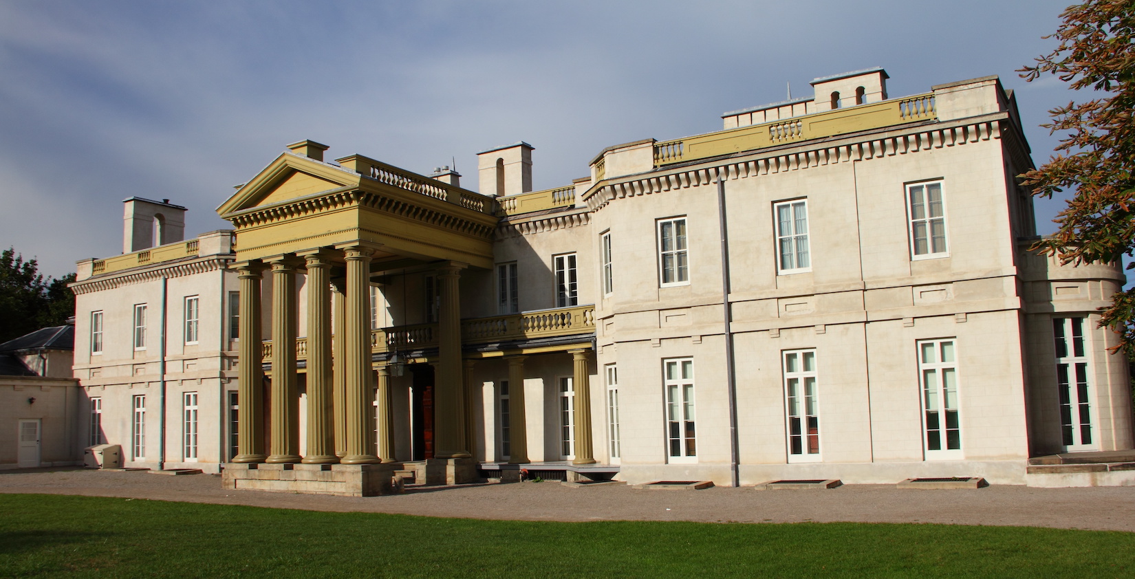 Front and side of the Dundurn Castle in Hamilton